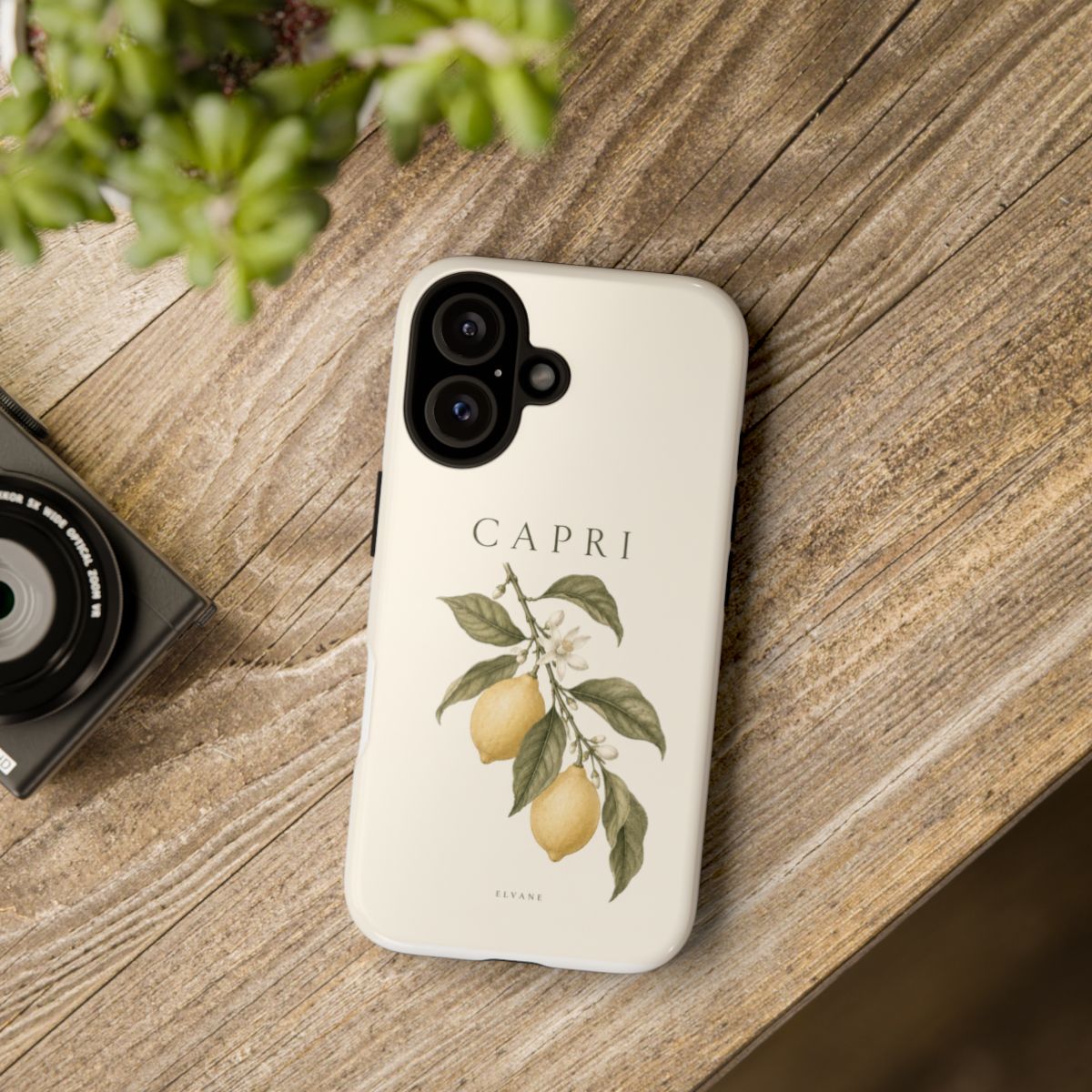 Coque Capri ELVANE — posée sur une table en bois