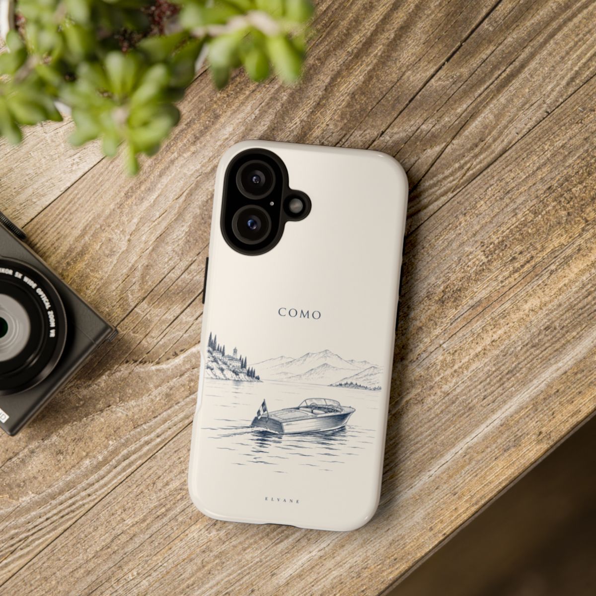 Coque Como ELVANE — posée sur une table en bois