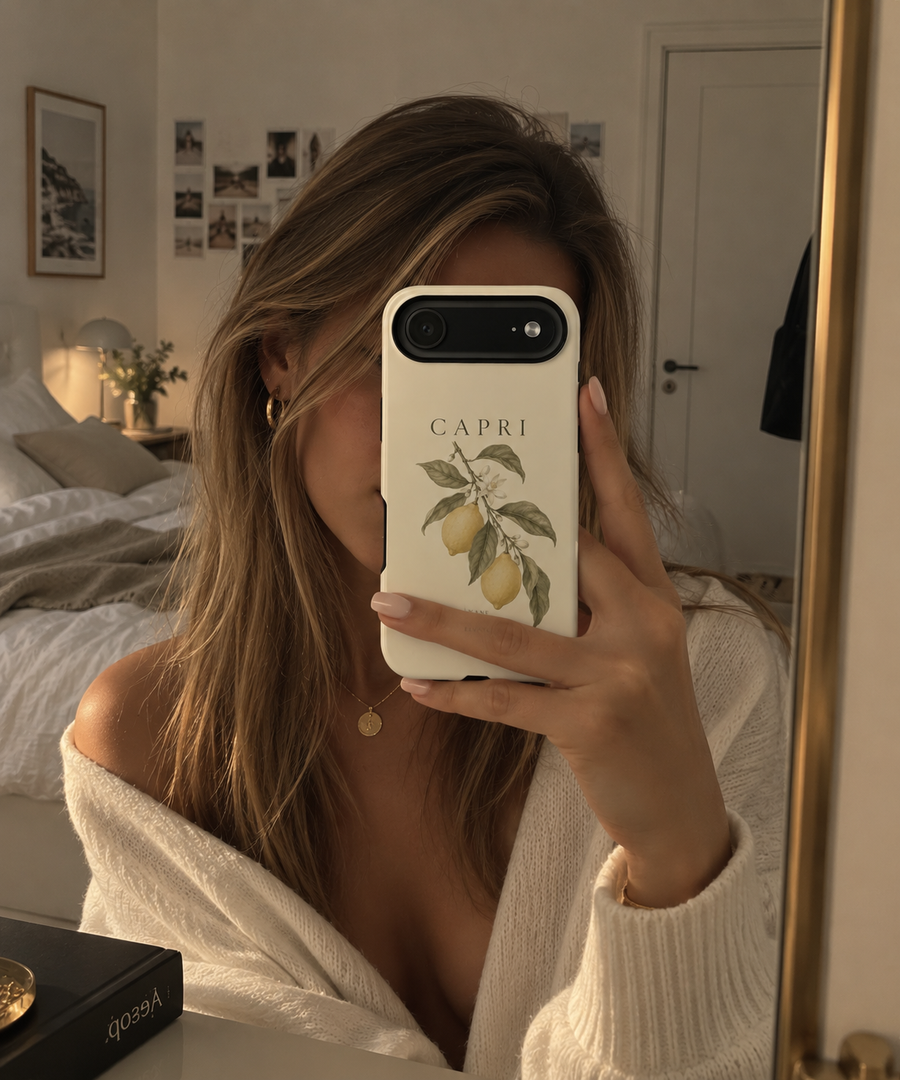 Coque Capri ELVANE tenue en main devant un miroir