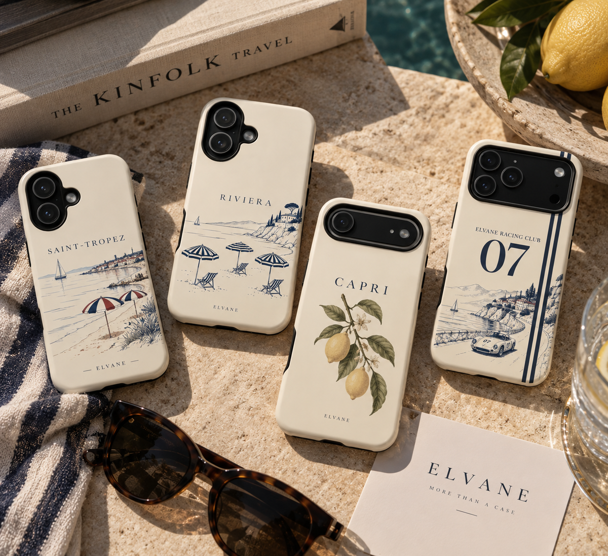 Quatre coques de la Collection n°1 ELVANE posées sur une serviette de plage