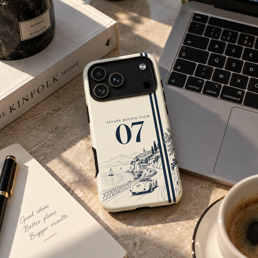 Coque Racing Club ELVANE sur un bureau en marbre, ordinateur et café