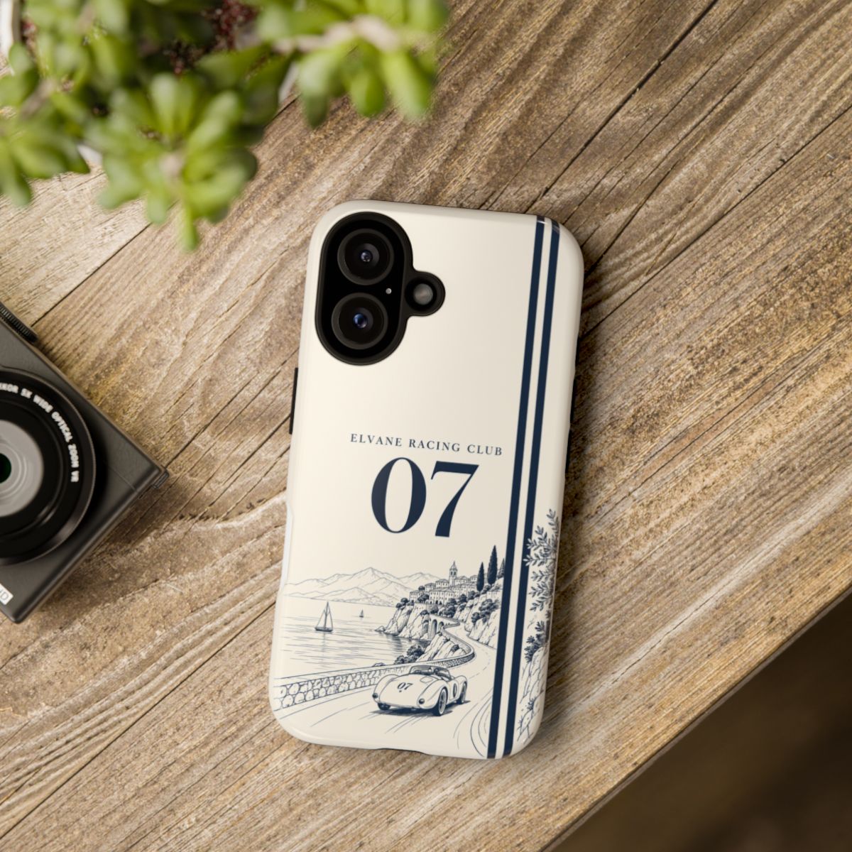 Coque Racing Club ELVANE — posée sur une table en bois