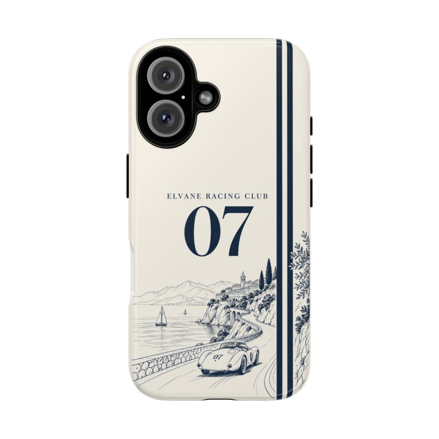 Coque Racing Club ELVANE — bandes bleu nuit, numéro 07 et voiture sur la route côtière