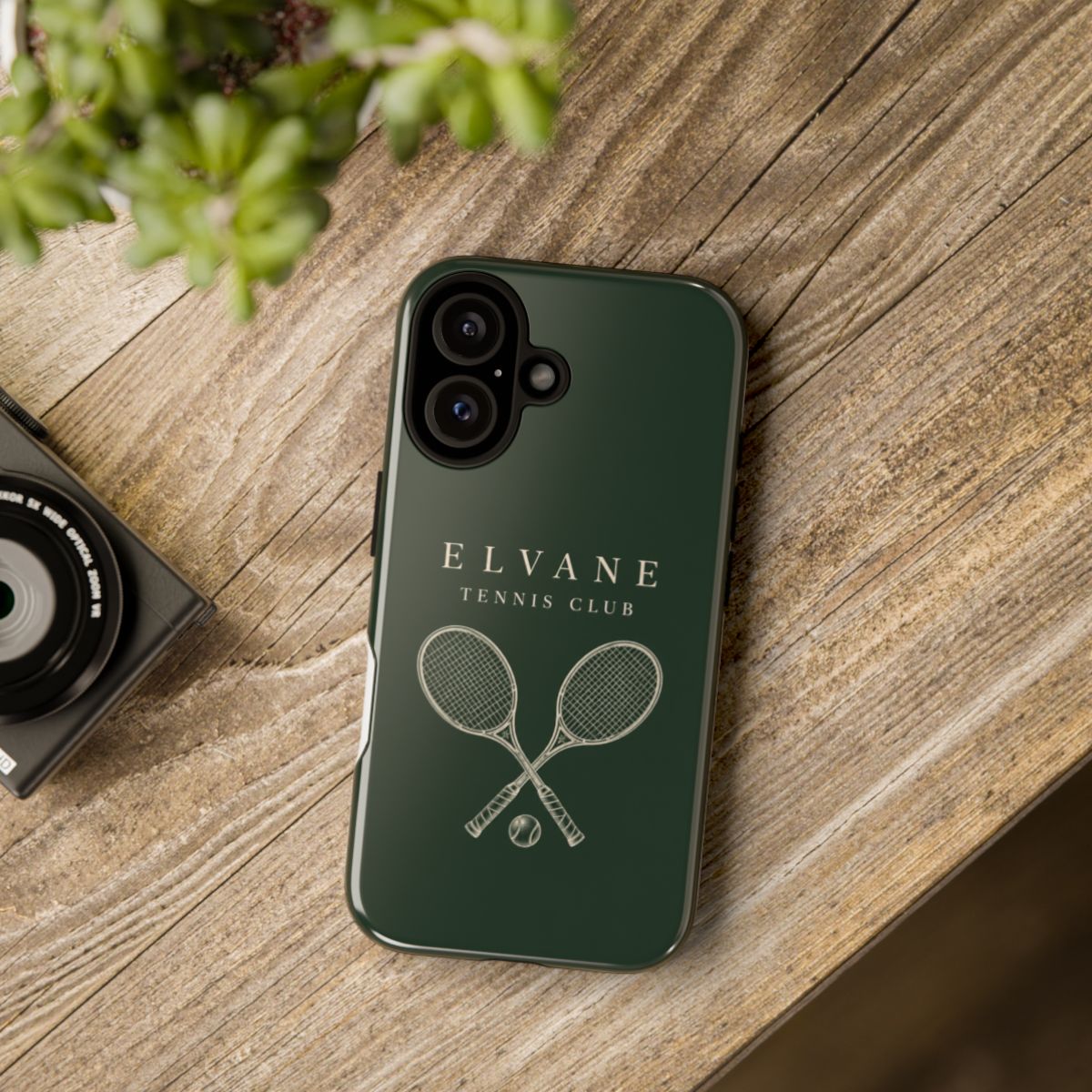 Coque Tennis Club ELVANE — posée sur une table en bois
