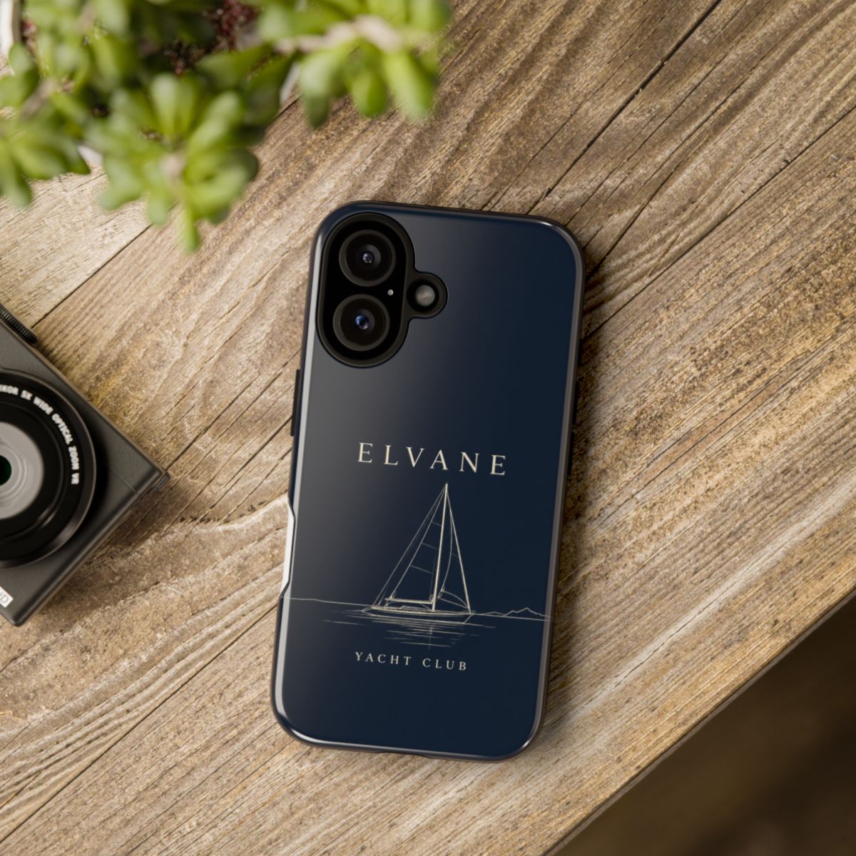 Coque Yacht Club ELVANE — posée sur une table en bois